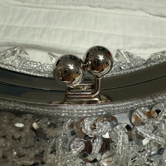 NWOT Silver Sequined Clear Jeweled Clutch Bag PLUS Storage Box - Picture 8 of 11